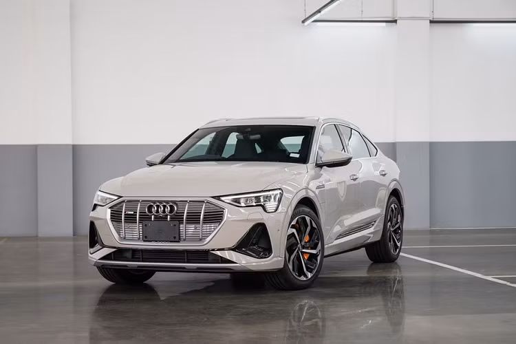 Sau khi ra mắt e-tron, hãng xe sang Đưc tiếp tục giới thiệu Audi e-tron Sportback 2021 mới tại thị trường Thái Lan. Tại đây, mẫu xe điện này chỉ được bán với phiên bản e-tron Sportback 55 quattro S line. thêm cánh gió sau, viền cửa bằng nhôm và cửa sổ trời toàn cảnh chỉnh điện.