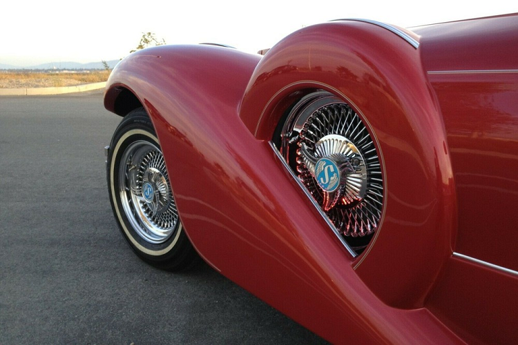 Chiếc xe có đủ dạng phụ tùng đời mới, bao gồm hộp số, hệ thống ống xả, hệ thống treo, và nội thất bọc da toàn tập. Chủ xe cũng có lắp đặt vô lăng khắc gỗ và la-zăng 80 chấu giống như loại dùng trên xe cổ điển. Bên dưới nắp capô của SixTen Spirit là một động cơ V8 dung tích 5.0 lít của Ford mà đã đi trên 160.000 km. Tuy nhiên, mọi thứ vẫn chạy trơn tru như mới, và đảm bảo không phải sửa chữa, cải thiện gì cả.