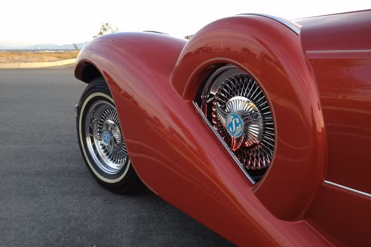 Chiếc xe có đủ dạng phụ tùng đời mới, bao gồm hộp số, hệ thống ống xả, hệ thống treo, và nội thất bọc da toàn tập. Chủ xe cũng có lắp đặt vô lăng khắc gỗ và la-zăng 80 chấu giống như loại dùng trên xe cổ điển. Bên dưới nắp capô của SixTen Spirit là một động cơ V8 dung tích 5.0 lít của Ford mà đã đi trên 160.000 km. Tuy nhiên, mọi thứ vẫn chạy trơn tru như mới, và đảm bảo không phải sửa chữa, cải thiện gì cả.