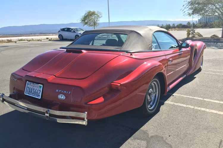 Nói một cách khác, mục tiêu chế tạo nên chiếc xe thể thao cổ điển này mang dáng cruiser nhưng dung hợp nó với mọi thứ mà bạn có thể tìm thấy trên một chiếc xe hiện đại. Do vậy, trong khi nó mang trên mình những tấm chắn bùn to lớn, cong vòng gợi nhớ tới xe thập niên 1930, bạn vẫn sẽ có những trang bị tiện nghi hiện đại như điều hòa, lái trợ lực, và cửa sổ tự động.