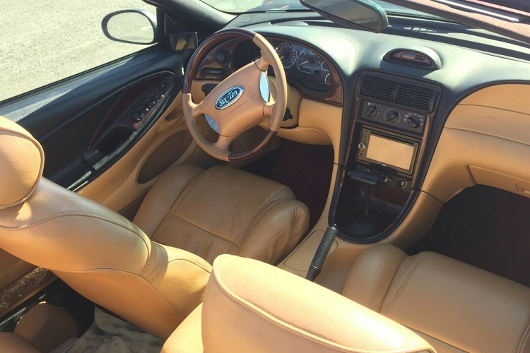 Không chỉ có thế, sự hỗn hợp cổ kim này còn hiện diện ở gần như mọi khu vực trong lẫn ngoài của chiếc xe. Ví dụ, chiếc xe có tấm cản va mạ crôm tương tự như loại được sử dụng trên một chiếc Ford Model A 1930, nhưng mặt khác, nếu bạn bước vào trong xe, bạn lại có thể tìm thấy hệ thống âm thành Bluetooth với một âm ly đặt trong cốp.