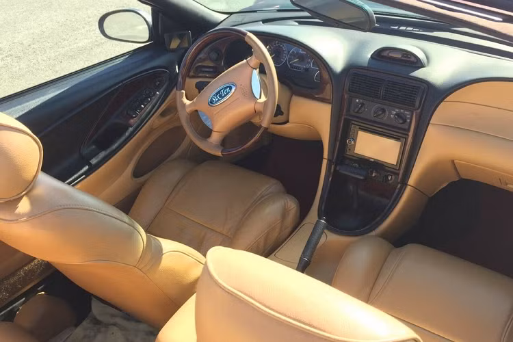 Không chỉ có thế, sự hỗn hợp cổ kim này còn hiện diện ở gần như mọi khu vực trong lẫn ngoài của chiếc xe. Ví dụ, chiếc xe có tấm cản va mạ crôm tương tự như loại được sử dụng trên một chiếc Ford Model A 1930, nhưng mặt khác, nếu bạn bước vào trong xe, bạn lại có thể tìm thấy hệ thống âm thành Bluetooth với một âm ly đặt trong cốp.