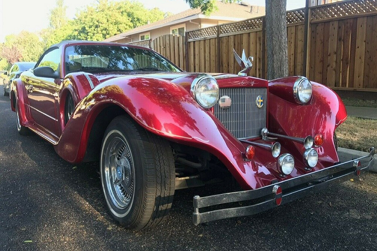 Nếu bạn muốn sở hữu mộ chiếc xe độc nhất mà lại cảm thấy việc độ một chiếc xe sản xuất đại trà là quá thường, vậy mua lấy một chiếc xe “giả cổ” được chế tạo từ A-Z bằng cách sử dụng những phụ tùng và chi tiết thiết kế của nhiều mẫu xe khác thì sao? Đó chính là chiếc xe mà chúng ta nói đến ở đây. Nó được gọi là SixTen Spirit cổ điển, và không giống bất cứ chiếc xe nào khác trên đời, nó được chế tạo để đại diện cho một chiếc xe thể thao cruiser phong cách cổ điển lai hiện đại.