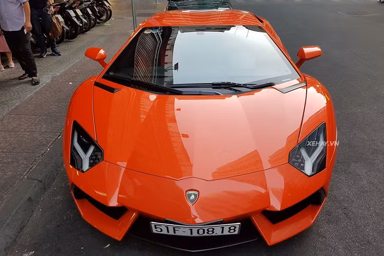 Theo tìm hiểu, chủ nhân đầu tiên của chiếc Aventador này là đại gia siêu xe Minh nhựa. Tại thời điểm mới về nước, "Siêu bò" mang trong mình cặp biển kiểm soát nước ngoài và hầu như thường trú ngụ trong garage, ít khi ra phố. Sau đó, vào năm 2015, đại gia Minh nhựa đã bán siêu phẩm này cho một doanh nhân kinh doanh thiết bị y tế. Kể từ đó, xe cũng được đổi sang cặp biển số trắng với dãy số khá đẹp.