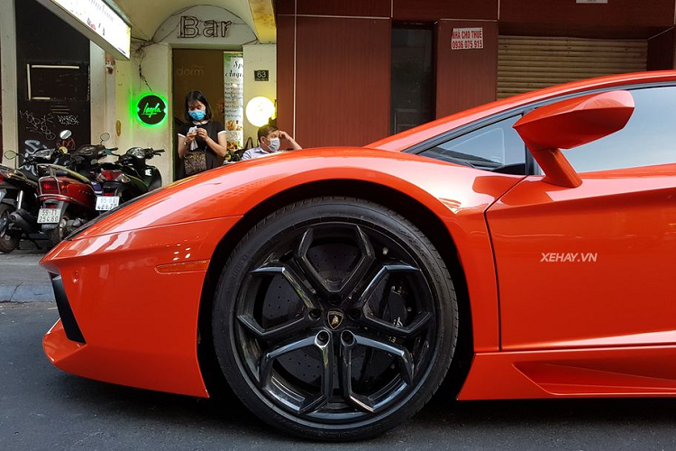 "Cặp mắt" sắc bén của Aventador nổi bật với dải đèn định vị hình chữ Y đặc trưng. Cận cảnh bộ mâm 5 chấu kép kích thước lớn, sơn đen của "siêu bò" Ý. Khoang động cơ với nắp che bằng kính cũng là một tuỳ chọn đắt giá bên ngoài. "Trái tim" của siêu phẩm Lamborghini Aventador LP700-4 là khối động cơ V12, dung tích 6.5L, sản sinh công suất tối đa 700 mã lực và mô-men xoắn cực đại 690 Nm.