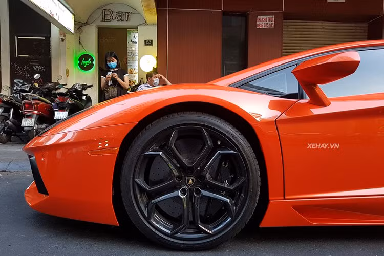 "Cặp mắt" sắc bén của Aventador nổi bật với dải đèn định vị hình chữ Y đặc trưng. Cận cảnh bộ mâm 5 chấu kép kích thước lớn, sơn đen của "siêu bò" Ý. Khoang động cơ với nắp che bằng kính cũng là một tuỳ chọn đắt giá bên ngoài. "Trái tim" của siêu phẩm Lamborghini Aventador LP700-4 là khối động cơ V12, dung tích 6.5L, sản sinh công suất tối đa 700 mã lực và mô-men xoắn cực đại 690 Nm.