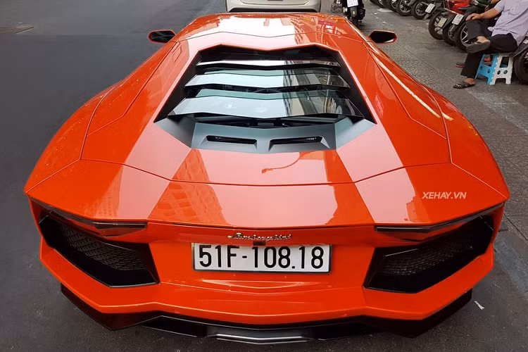 Sức mạnh được truyền tới cả bốn bánh thông qua hộp số tự động 7 cấp ISR. Nhờ đó, siêu xe này có thể tăng tốc từ vị trí xuất phát lên 100 km/h chỉ trong 2,9 giây trước khi đạt vận tốc tối đa 349 km/h. Giá xe Lamborghini Aventador chính hãng tại Việt Nam khoảng hơn 20 tỷ đồng, tuỳ theo từng phiên bản.