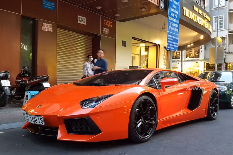 Siêu phẩm Lamborghini Aventador màu độc này sở hữu nước sơn nguyên bản màu cam Arancio Argos vô cùng bắt mắt, đây cũng chính là màu sắc được chọn để mang tới trưng bày trong sự kiện ra mắt xe ở triển lãm Geneva Motor Show 2011. Về thiết kế, có lẽ sẽ không cần nói thêm quá nhiều về vẻ đẹp của siêu phẩm "kế nhiệm" mẫu Murcielago.