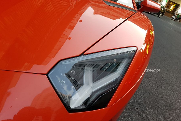Lamborghini Aventador mang trong một diện mạo đầy cuốn hút với những đường nét thiết kế cứng cáp, mạnh mẽ và thể thao. Sau gần 10 năm xuất hiện trên thị trường, Aventador cho tới nay vẫn luôn là cái tên đón nhận được rất nhiều sự quan tâm từ cộng đồng mê xe trên toàn thế giới.