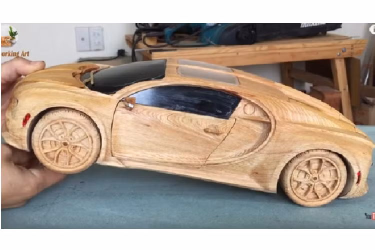 Trong số này nổi bật có siêu xe Bugatti Chiron bằng gỗ được chạm khắc tỉ mỉ tới từng chi tiết. Ngoài ra, còn có các mẫu xe như Toyota Land Cruiser V8, Ford F150 Raptor, Ford Everest Biturbo 4WD, xe đua F1 Ferrari sF1000... Tất cả đều là mẫu mới nhất sản xuất năm 2020.