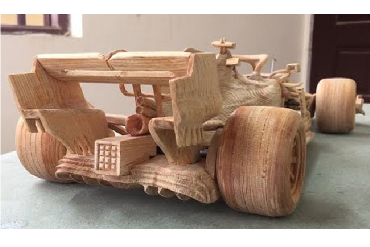 Điểm đặc biệt của các tác phẩm này là người thợ không sử dụng bất cứ máy móc hiện đại nào, tất cả chỉ bằng công cụ chạm khắc thông thường.