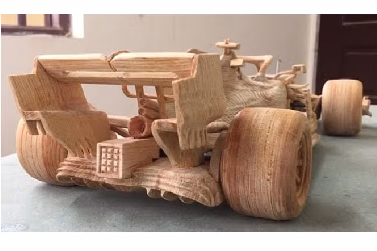 Điểm đặc biệt của các tác phẩm này là người thợ không sử dụng bất cứ máy móc hiện đại nào, tất cả chỉ bằng công cụ chạm khắc thông thường.