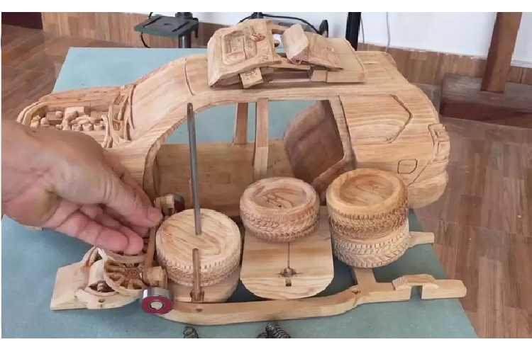 Thậm chí, nhiều chi tiết nhỏ và phức tạp như bánh xe ôtô bằng gỗ, vô lăng, hệ thống treo cũng được tạo ra. Tất cả đều trông giống như thật.