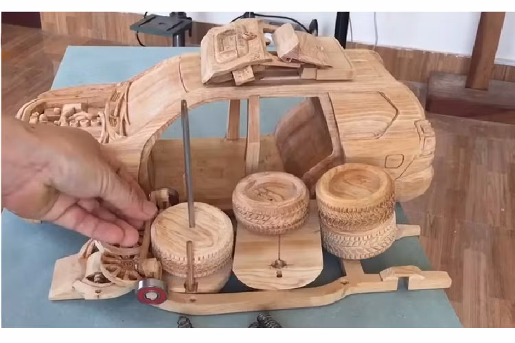 Thậm chí, nhiều chi tiết nhỏ và phức tạp như bánh xe ôtô bằng gỗ, vô lăng, hệ thống treo cũng được tạo ra. Tất cả đều trông giống như thật.