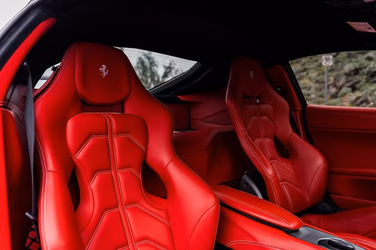 Bộ kit này không những bao gồm vòm bánh xe phía trước và phía sau rộng mà nó còn hoàn thiện với một tấm cản va phía trước mới và một bộ chẻ gió kéo dài, nắp capô mới, những chi tiết bằng sợi carbon sau bánh trước, và phía đuôi xe dữ dằn với cánh gió sợi carbon và một bộ khuếch tán gió mới.