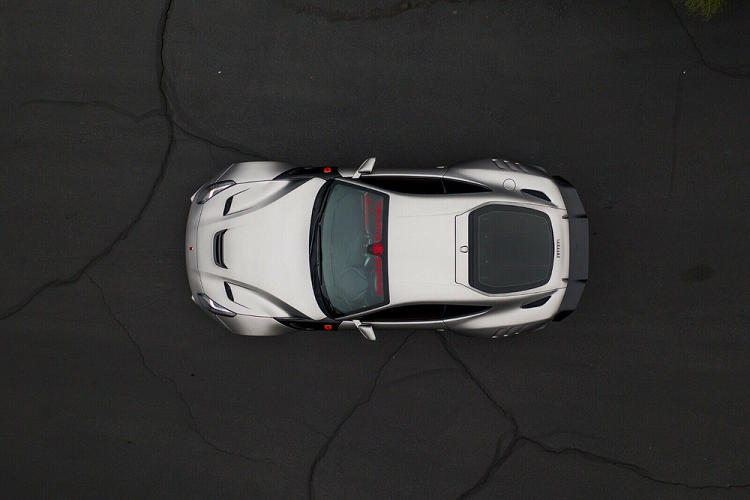 Động cơ hút khí tự nhiên V12 dung tích 6.3 lít của xe cũng được độ lại và giờ đây sản sinh tới 800 mã lực.