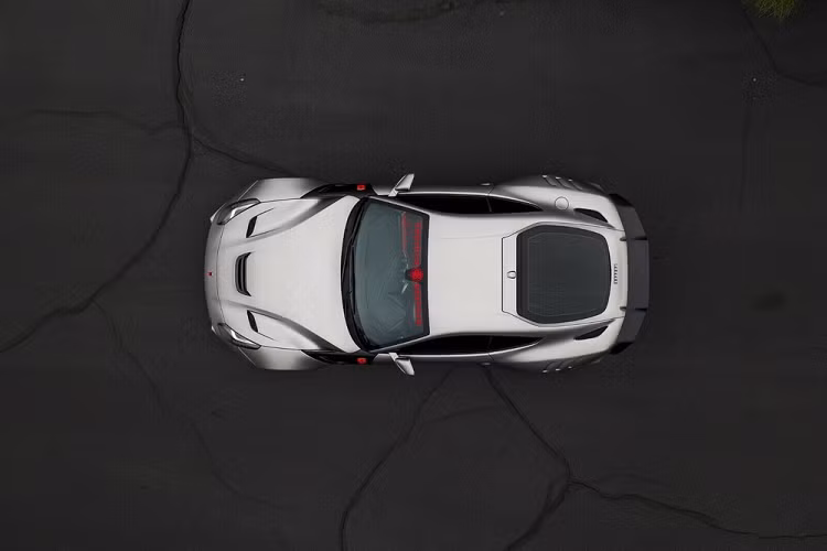 Động cơ hút khí tự nhiên V12 dung tích 6.3 lít của xe cũng được độ lại và giờ đây sản sinh tới 800 mã lực.