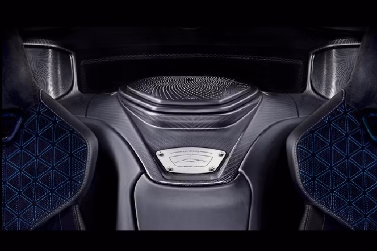 Ngoài sức mạnh gần 2.000 mã lực, hãng xe Italy quyết định tạo thêm điểm nhấn cho Pininfarina Battista chạy điện bằng hệ thống âm thanh công suất lớn