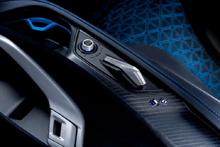 Hệ thống âm thanh này gồm 10 loa được bố trí rải rác trong cabin cùng loa siêu trầm Dual Voice Coil đặt giữa ghế lái và ghế bên cạnh. Loạt loa super-tweeter cũng được gắn thêm giữa các ghế và ốp cửa hai bên.