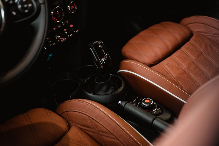 Những trang bị an toàn cơ bản trên xe gồm: Camera quan sát phía sau, hệ thống hỗ trợ đỗ xe Parking Assistant, hệ thống kiểm soát hành trình Cruise Control,…