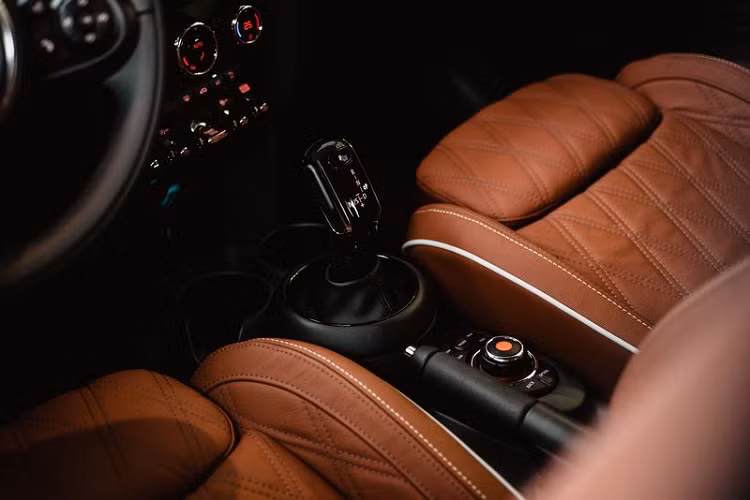 Những trang bị an toàn cơ bản trên xe gồm: Camera quan sát phía sau, hệ thống hỗ trợ đỗ xe Parking Assistant, hệ thống kiểm soát hành trình Cruise Control,…