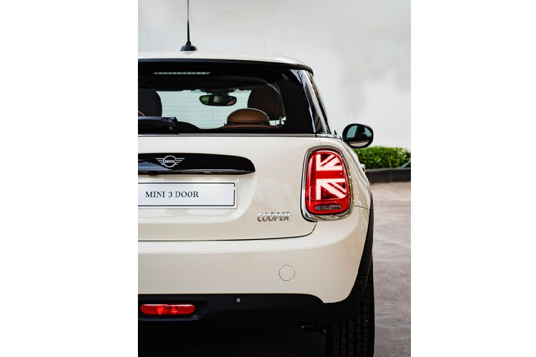 Khách hàng sẽ có nhiều lựa chọn về chất liệu ghế ngồi và ốp trang trí nội thất khi nhắm đến hai mẫu xe này. Mục tiêu mà hãng xe hướng đến là tạo phong cách riêng cho khoang lái MINI Cooper 3 cửa và MINI One 5 cửa.