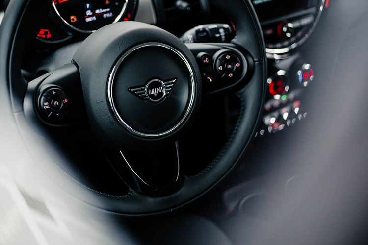 Động cơ MINI One 5 cửa là loại 1.5L, sản sinh công suất tối đa 102 mã lực, momen xoắn tối đa 190 Nm. Cả hai động cơ trên kết hợp với hộp số ly hợp kép Steptronic 7 cấp. 