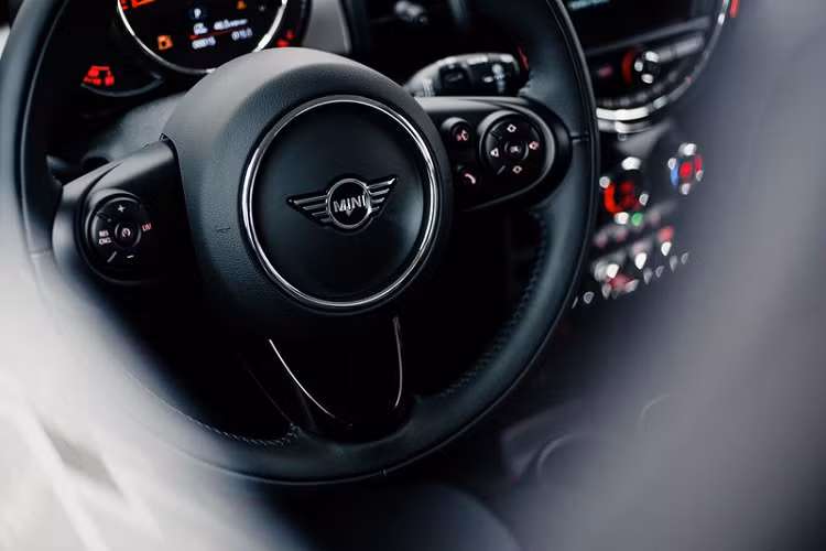 Động cơ MINI One 5 cửa là loại 1.5L, sản sinh công suất tối đa 102 mã lực, momen xoắn tối đa 190 Nm. Cả hai động cơ trên kết hợp với hộp số ly hợp kép Steptronic 7 cấp. 