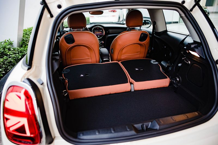 Bên dưới nắp ca-pô của MINI Cooper 3 cửa là khối động cơ MINI TwinPower Turbo 1.5L, cho công suất tối đa 136 mã lực, momen xoắn tối đa 220 Nm.