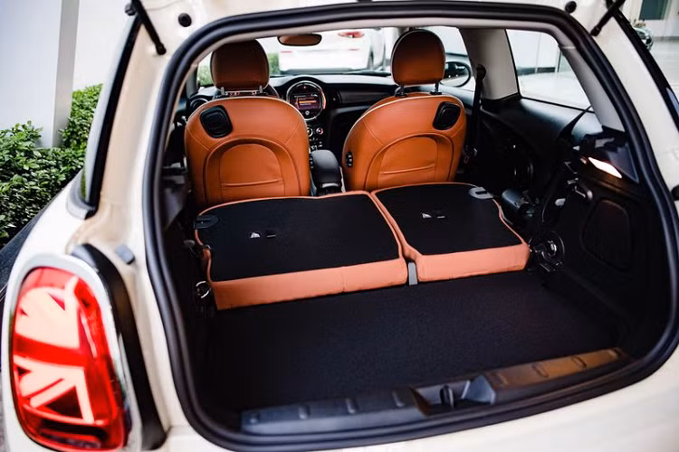 Bên dưới nắp ca-pô của MINI Cooper 3 cửa là khối động cơ MINI TwinPower Turbo 1.5L, cho công suất tối đa 136 mã lực, momen xoắn tối đa 220 Nm.