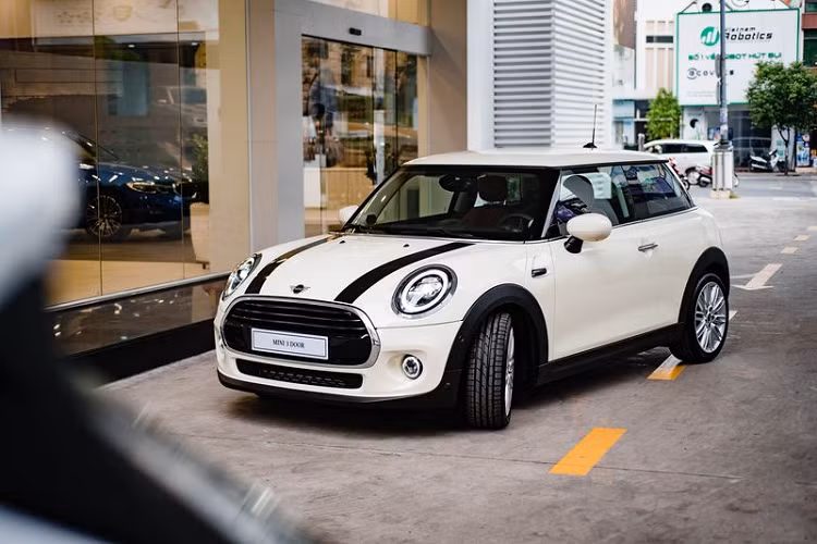 Bộ mâm xe cũng được làm mới. Nếu như MINI Cooper 3 cửa sử dụng mâm xe đa chấu 17 inch thì MINI One sử dụng mâm xe 5 chấu kép 16 inch. 