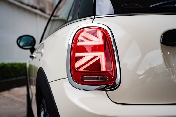 Trong đó, nội thất da Leatherette màu đen Carbon là trang bị tiêu chuẩn cho cả hai phiên bản. MINI Cooper 3 dùng ốp trang trí nội thất màu xám Hazy (và có thêm tùy chọn nội thất da Chester) còn MINI One 5 cửa dùng ốp màu bạc. 