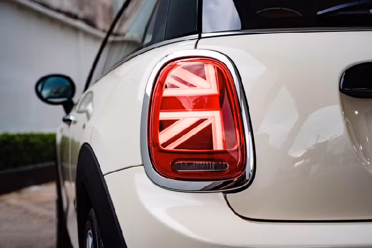 Trong đó, nội thất da Leatherette màu đen Carbon là trang bị tiêu chuẩn cho cả hai phiên bản. MINI Cooper 3 dùng ốp trang trí nội thất màu xám Hazy (và có thêm tùy chọn nội thất da Chester) còn MINI One 5 cửa dùng ốp màu bạc. 