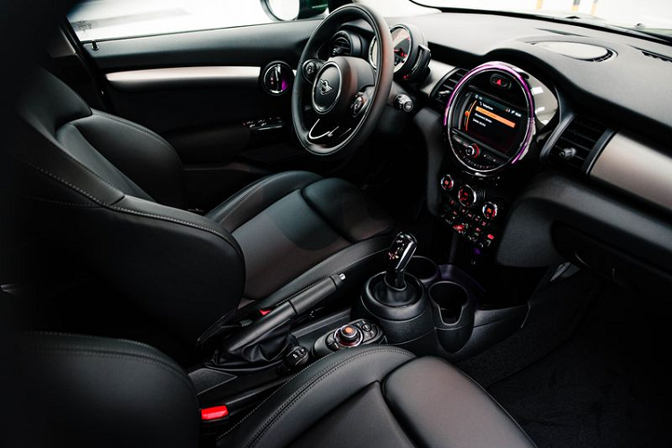 Hai chiếc xe đều tích hợp màn hình cảm ứng trung tâm kích thước 6,5 inch, có khả năng kết nối Bluetooth, điện thoại thông minh, Apple CarPlay không dây. Gói MINI Excitement có đèn chào mừng mang logo MINI khi xe đóng/mở cửa. Ngoài ra, xe còn có thêm hệ thống dẫn đường MINI với bản đồ thể hiện nhiều góc nhìn khác nhau thông qua màn hình trung tâm.