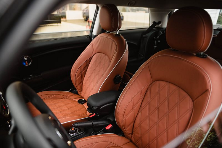 Những trang bị đáng chú ý khác có mặt trên xe gồm: Hệ thống loa hi-fi cao cấp harman kardon cùng 12 loa hiệu suất cao, mang lại không gian giải trí ấn tượng.