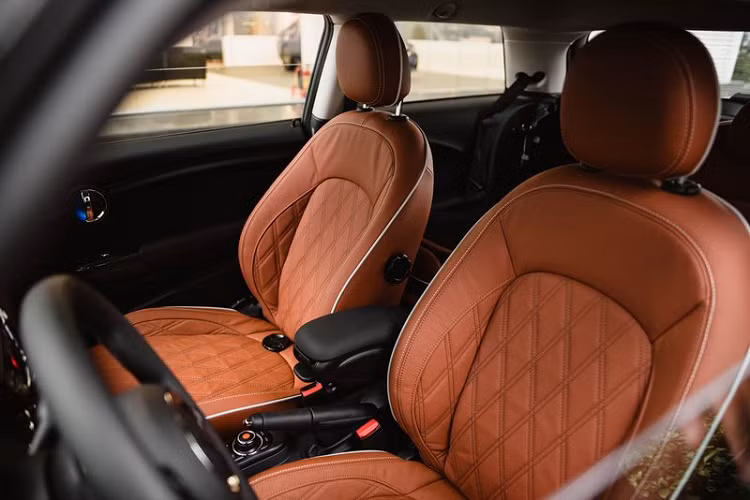 Những trang bị đáng chú ý khác có mặt trên xe gồm: Hệ thống loa hi-fi cao cấp harman kardon cùng 12 loa hiệu suất cao, mang lại không gian giải trí ấn tượng.