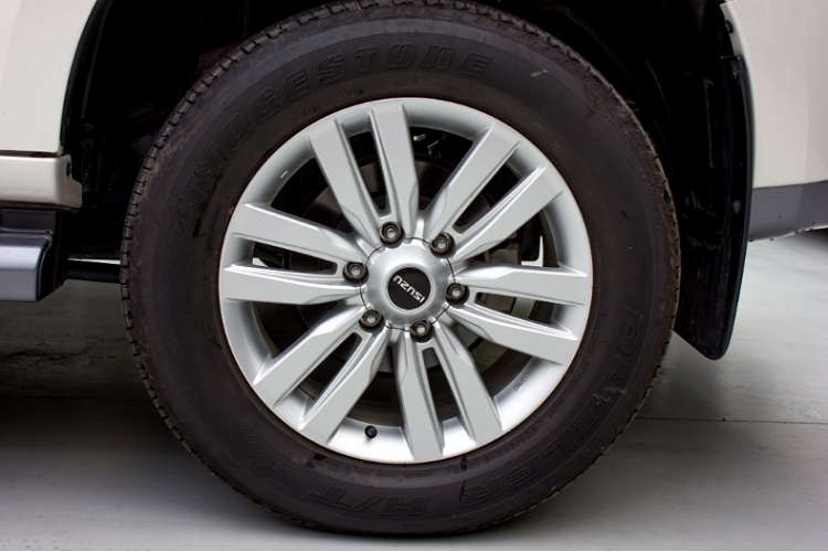 Tại thời điểm trước đó, Isuzu Mu-X đời 2019 bản “PRESTIGE” có giá 960 triệu đồng, sau đó các đại lý giảm giá xuống còn 870 triệu đồng.