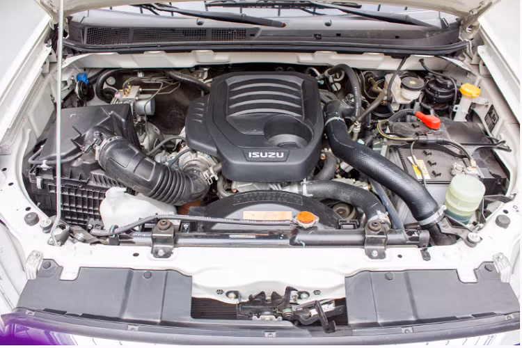 Isuzu Mu-X đời 2019 bản máy dầu 1 cầu số tự động này sử dụng động cơ dầu 4cyl dung tích 1.9L Ddi Blue Power có công suất tối đa 150 mã lực tại 3.600 vòng/phút và mô men xoắn 350 Nm tại 1.800-2.600 vòng/phút. Sức mạnh được truyền xuống cầu sau (4x2) thông qua hộp số sàn hoặc tự động 6 cấp.