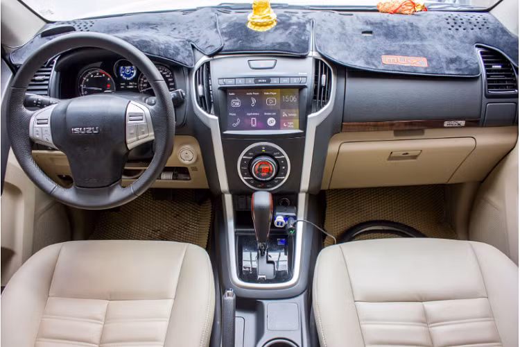 Cùng với “người anh em” bán tải D-Max, dòng SUV Mu-X mang những ưu điểm nổi trội như động cơ dầu cực kỳ bền bỉ đã được kiểm chứng, rất đáng tin cậy để sử dụng lâu dài, bên cạnh khả năng tiết kiệm nhiên liệu và chi phí bảo dưỡng thấp. Chính vì thế, Isuzu Mu-X rất thích hợp dành cho những khách hàng mua xe 7 chỗ để chạy dịch vụ. Dẫu vậy, nếu so với các đối thủ, Mu-X có nhược điểm nằm ở thiết kế không lộng lẫy, ít đại lý phân phối bảo dưỡng.