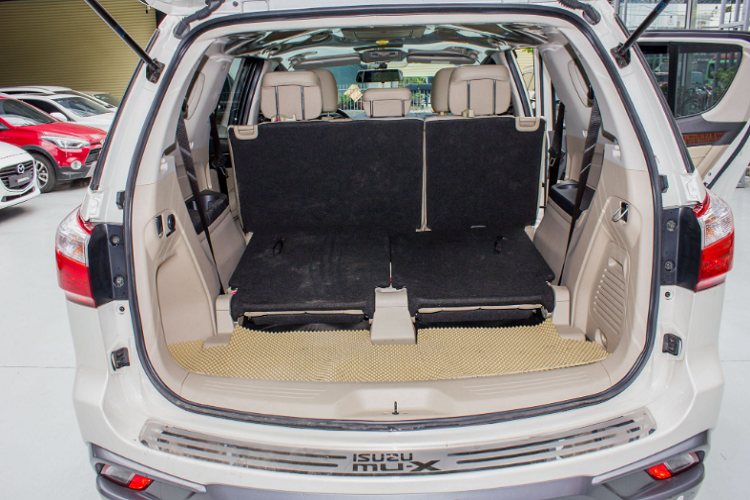 Đặc biệt, ở hàng ghế sau của Mu-X có thêm “đặc sản” là màn hình 10,2 inch kèm remote điều khiển từ xa. Bên cạnh một số tiện nghi khác như: khởi động bằng nút bấm + chìa khoá thông minh, điều hoà tự động,… Với thiết kế bền dáng, giá bán tốt, động cơ bền bỉ tiết kiệm với khả năng vận hành tương đối ổn và đủ dùng, Isuzu Mu-X 1.9L giá rẻ là một lựa chọn “đáng đồng tiền bát gạo” dành cho khách hàng Việt mua SUV 7 chỗ với chi phí vừa phải.