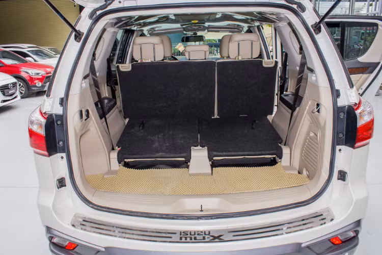 Đặc biệt, ở hàng ghế sau của Mu-X có thêm “đặc sản” là màn hình 10,2 inch kèm remote điều khiển từ xa. Bên cạnh một số tiện nghi khác như: khởi động bằng nút bấm + chìa khoá thông minh, điều hoà tự động,… Với thiết kế bền dáng, giá bán tốt, động cơ bền bỉ tiết kiệm với khả năng vận hành tương đối ổn và đủ dùng, Isuzu Mu-X 1.9L giá rẻ là một lựa chọn “đáng đồng tiền bát gạo” dành cho khách hàng Việt mua SUV 7 chỗ với chi phí vừa phải.