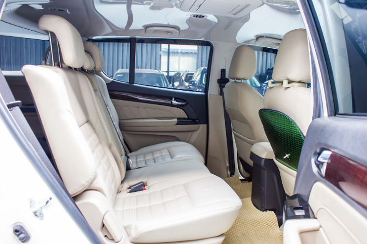 Nội thất của xe sử dụng ghế da màu be tạo nên cảm giác rộng rãi. Ghế lái có khả năng chỉnh điện 6 hướng. Vô-lăng được tích hợp các nút điều khiển âm lượng và đàm thoại rảnh tay và cruise control. Hệ thống giải trí sử dụng màn hình cảm ứng 8 inch với 2 cổng USB sạc nhanh cho điện thoại, tính năng Apple Carplay hay Android Auto, đi cùng với dàn âm thanh 6 loa.