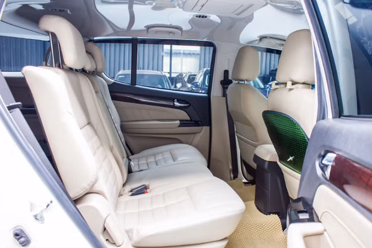 Nội thất của xe sử dụng ghế da màu be tạo nên cảm giác rộng rãi. Ghế lái có khả năng chỉnh điện 6 hướng. Vô-lăng được tích hợp các nút điều khiển âm lượng và đàm thoại rảnh tay và cruise control. Hệ thống giải trí sử dụng màn hình cảm ứng 8 inch với 2 cổng USB sạc nhanh cho điện thoại, tính năng Apple Carplay hay Android Auto, đi cùng với dàn âm thanh 6 loa.