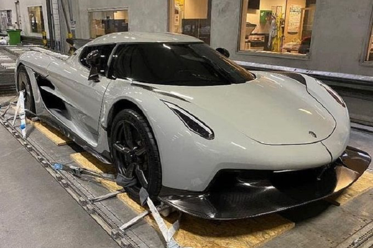 Trái tim và linh hồn của siêu xe Koenigsegg Jesko Absolut là khối động cơ V8 5.0 lít tăng áp kép, sản sinh công suất 1.280 mã lực và mô-men xoắn cực đại 1.000 Nm khi sử dụng nhiên liệu xăng thông thường. Nếu chuyển sang sử dụng xăng E85, khối sức mạnh sẽ tăng lên thành 1.600 mã lực và 1.500 Nm. Và toàn bộ sức mạnh ấy sẽ được truyền tới mặt đường thông qua một hộp số tự động 9 cấp với khả năng sang số được hãng mô tả rằng rất nhanh và chính xác tuyệt đối.