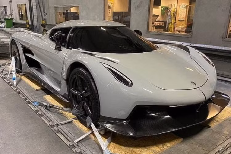 Trái tim và linh hồn của siêu xe Koenigsegg Jesko Absolut là khối động cơ V8 5.0 lít tăng áp kép, sản sinh công suất 1.280 mã lực và mô-men xoắn cực đại 1.000 Nm khi sử dụng nhiên liệu xăng thông thường. Nếu chuyển sang sử dụng xăng E85, khối sức mạnh sẽ tăng lên thành 1.600 mã lực và 1.500 Nm. Và toàn bộ sức mạnh ấy sẽ được truyền tới mặt đường thông qua một hộp số tự động 9 cấp với khả năng sang số được hãng mô tả rằng rất nhanh và chính xác tuyệt đối.