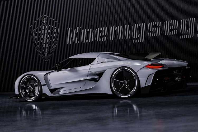 Để Jesko Absolut chạy nhanh nhất có thể, Koenigsegg đã tập trung nghiên cứu, mài giũa nên một thân xe “thuôn mượt” một cách ấn tượng, tối ưu hóa tính khí động học bằng cách hạ thấp hệ số kéo xuống chỉ còn 0,278. Để đạt được điều đó, đội ngũ chế tạo đã mất hơn 3000 giờ để phân tích tính khí động học cùng với hơn 5000 giờ để thiết kế và chế tạo chiếc xe. Tuy nhiên, đây chỉ là những bước phát triển thêm, bên cạnh chiếc Jesko tiêu chuẩn.