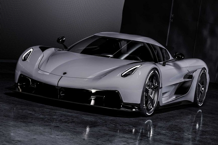 Toàn bộ chiếc xe chỉ nặng vỏn vẹn 1320 kg (trọng lượng khô) nhờ cấu trúc nhẹ nhàng đến từ lớp vỏ bằng sợi carbon với cơ chế mui trần. Mặc dù là một chiếc xe đua thực thụ nhưng Koenigsegg tuyên bố người lái sẽ cảm nhận được một phần hệ thống treo dễ chịu hơn khi di chuyển hàng ngày hay trong những điều kiện thông thường.