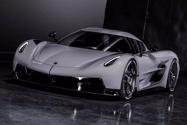 Toàn bộ chiếc xe chỉ nặng vỏn vẹn 1320 kg (trọng lượng khô) nhờ cấu trúc nhẹ nhàng đến từ lớp vỏ bằng sợi carbon với cơ chế mui trần. Mặc dù là một chiếc xe đua thực thụ nhưng Koenigsegg tuyên bố người lái sẽ cảm nhận được một phần hệ thống treo dễ chịu hơn khi di chuyển hàng ngày hay trong những điều kiện thông thường.