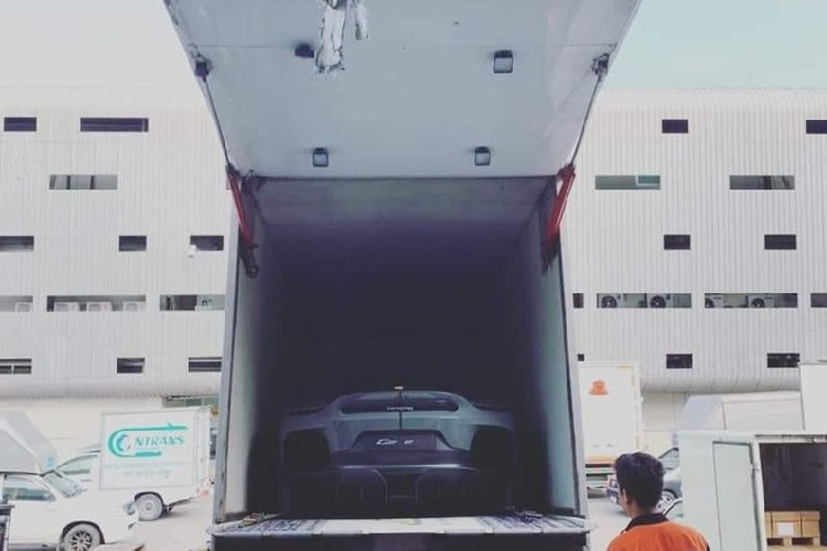 Ra mắt thế giới tại Triển lãm xe hơi Geneva hồi tháng 3/2019, Jesko được sản xuất với số lượng cực giới hạn chỉ 125 chiếc trên toàn thế giới, như vậy, số lượng của bản Absolut sẽ càng ít hơn nữa. Giá xe Koenigsegg Jesko tại Mỹ dao động từ 2,8 tới 3 triệu USD trước thuế (khoảng 69 tỷ đồng) và giá của Jesko Absolut thì chưa được công bố.