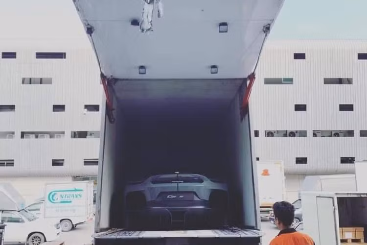 Ra mắt thế giới tại Triển lãm xe hơi Geneva hồi tháng 3/2019, Jesko được sản xuất với số lượng cực giới hạn chỉ 125 chiếc trên toàn thế giới, như vậy, số lượng của bản Absolut sẽ càng ít hơn nữa. Giá xe Koenigsegg Jesko tại Mỹ dao động từ 2,8 tới 3 triệu USD trước thuế (khoảng 69 tỷ đồng) và giá của Jesko Absolut thì chưa được công bố.